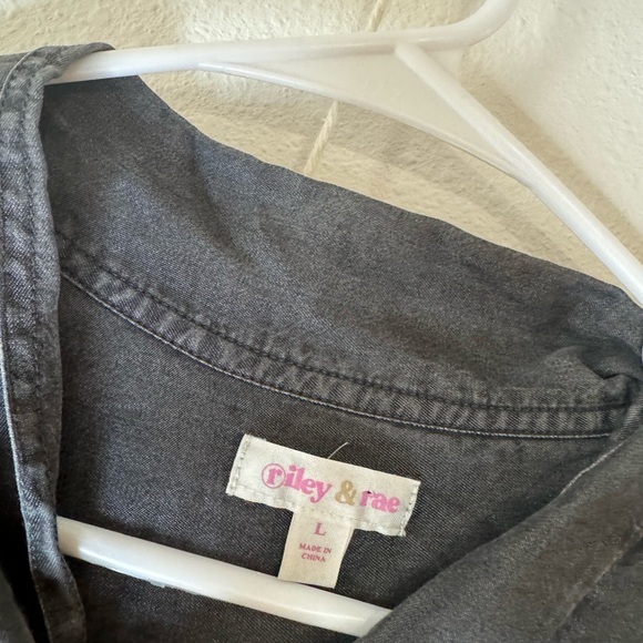 Riley & Rae blouse 🛍 - Picture 3 of 3